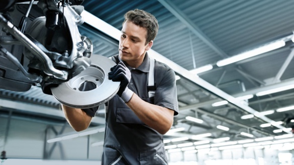 Mechaniker repariert Bremse in moderner Werkstatt, passend für BMW Service Essen.