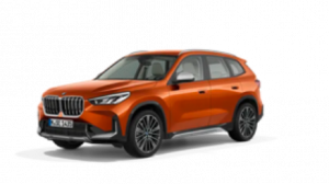 Orangefarbener BMW X1 SUV, schräg von vorne fotografiert, auf weißem Hintergrund.