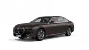 Dunkelbraune BMW 7er Limousine, Seitenansicht, vor weißem Hintergrund.