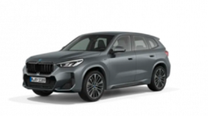 Silberner BMW X1 PHEV auf weißem Hintergrund, seitliche Frontansicht.