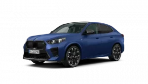 Blauer BMW X2 M von schräg vorne, auf weißem Hintergrund.