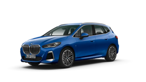 Blauer BMW 2er Hybrid vor weißem Hintergrund.