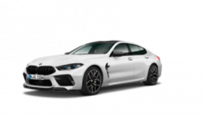 Weißes BMW 8er Gran Coupé vor weißem Hintergrund.