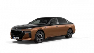 Zweifarbiger BMW i7 M70 xDrive, schwarz und braun, auf weißem Hintergrund, Seitenansicht.