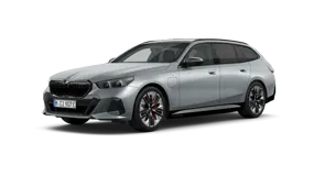 Silberner BMW Kombi, Seitenansicht, vor weißem Hintergrund.