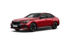 Roter BMW i5 M60 in seitlicher Ansicht auf weißem Hintergrund.