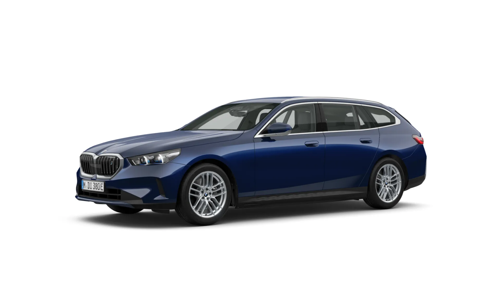 Blauer BMW Kombi auf weißem Hintergrund, seitlich von vorne fotografiert.