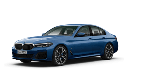 Blauer BMW 5er Limousine auf weißem Hintergrund, seitliche Ansicht.