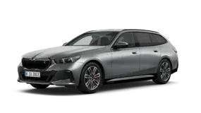 Silberner BMW Kombi auf weißem Hintergrund, schräg von vorne fotografiert.