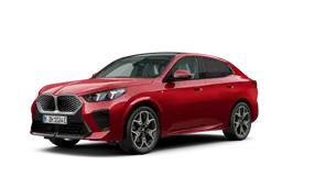 Roter BMW iX2 auf weißem Hintergrund, seitliche Frontansicht.