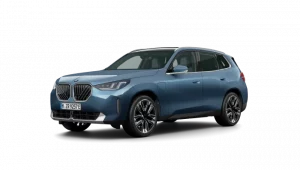 Blauer BMW X3 Plug-in Hybrid, seitliche Frontansicht auf weißem Hintergrund.