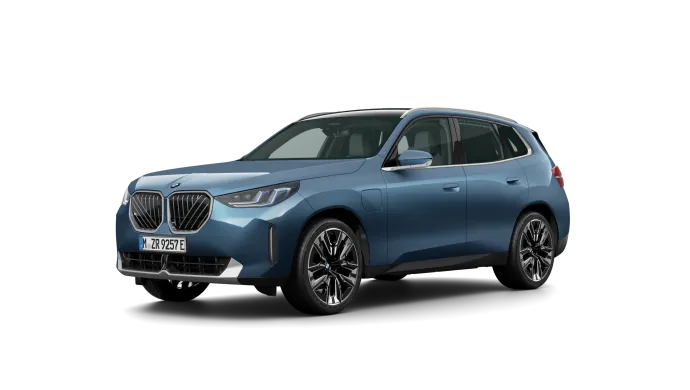 Blauer BMW X3 Plug-in Hybrid, seitliche Frontansicht auf weißem Hintergrund.