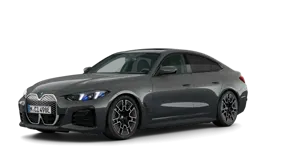 Graues BMW i4 Gran Coupé, seitliche Ansicht, vor weißem Hintergrund.