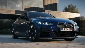 Blauer BMW auf einem Parkplatz vor einem modernen Gebäude bei Tageslicht.