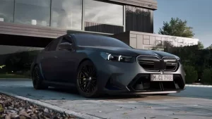 Ein schwarzer BMW steht vor einem modernen Gebäude auf einem gepflasterten Weg.