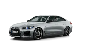 Silberner BMW i4 M50 steht auf weißem Hintergrund.