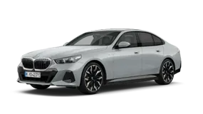 Silberner BMW i5, seitliche Ansicht, weißer Hintergrund.