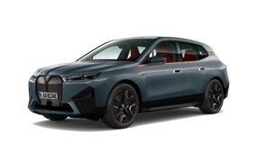 Grauer BMW iX M60 in Seitenansicht vor weißem Hintergrund.