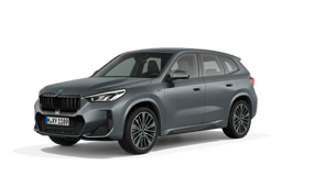 Grauer BMW X1 in Seitenansicht vor weißem Hintergrund.