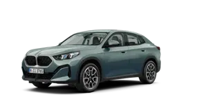 Grauer BMW X2 2023 von schräg vorne, auf weißem Hintergrund.