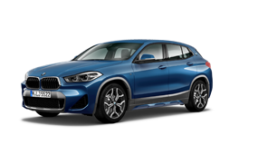 Blauer BMW X2 Plug-in-Hybrid vor weißem Hintergrund, seitliche Frontansicht.