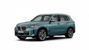 Blauer BMW X5 Hybrid, Seitenansicht, vor weißem Hintergrund.