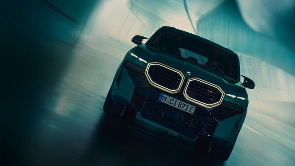 Ein dunkler BMW mit markanter Front in einer futuristischen Umgebung.